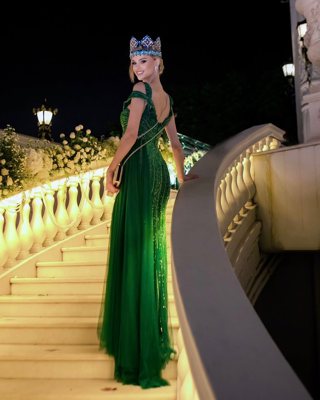 "Thông minh, ăn nói lưu loát và ấm áp một cách tự nhiên, Krystyna khiến mọi người cảm thấy gần gũi. Cô ấy vẫn thanh lịch ngay cả khi mang giày thể thao. Trên mạng xã hội, cô ấy được yêu thích. Ngoài đời thật, cô ấy thật khó quên", Globalbeauties nhận xét về Krystyna Pyszková.