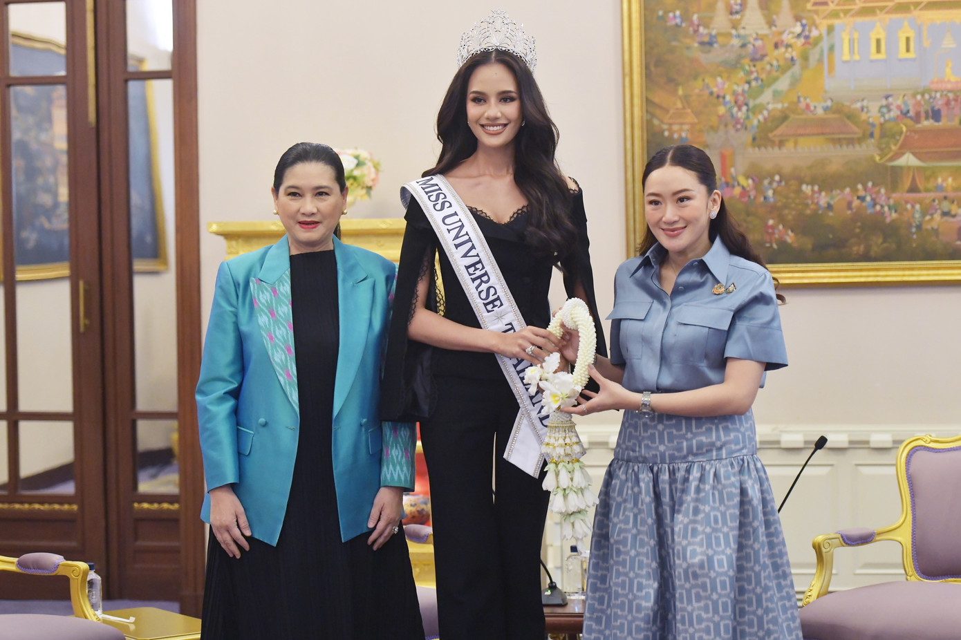 Hình ảnh Suchata Chuangsri gặp gỡ Thủ tướng Thái Lan - Paetongtarn Shinawatra sau khi giành ngôi á hậu 3 Hoa hậu Hoàn vũ 2024. Ảnh: Thai Enquirer.