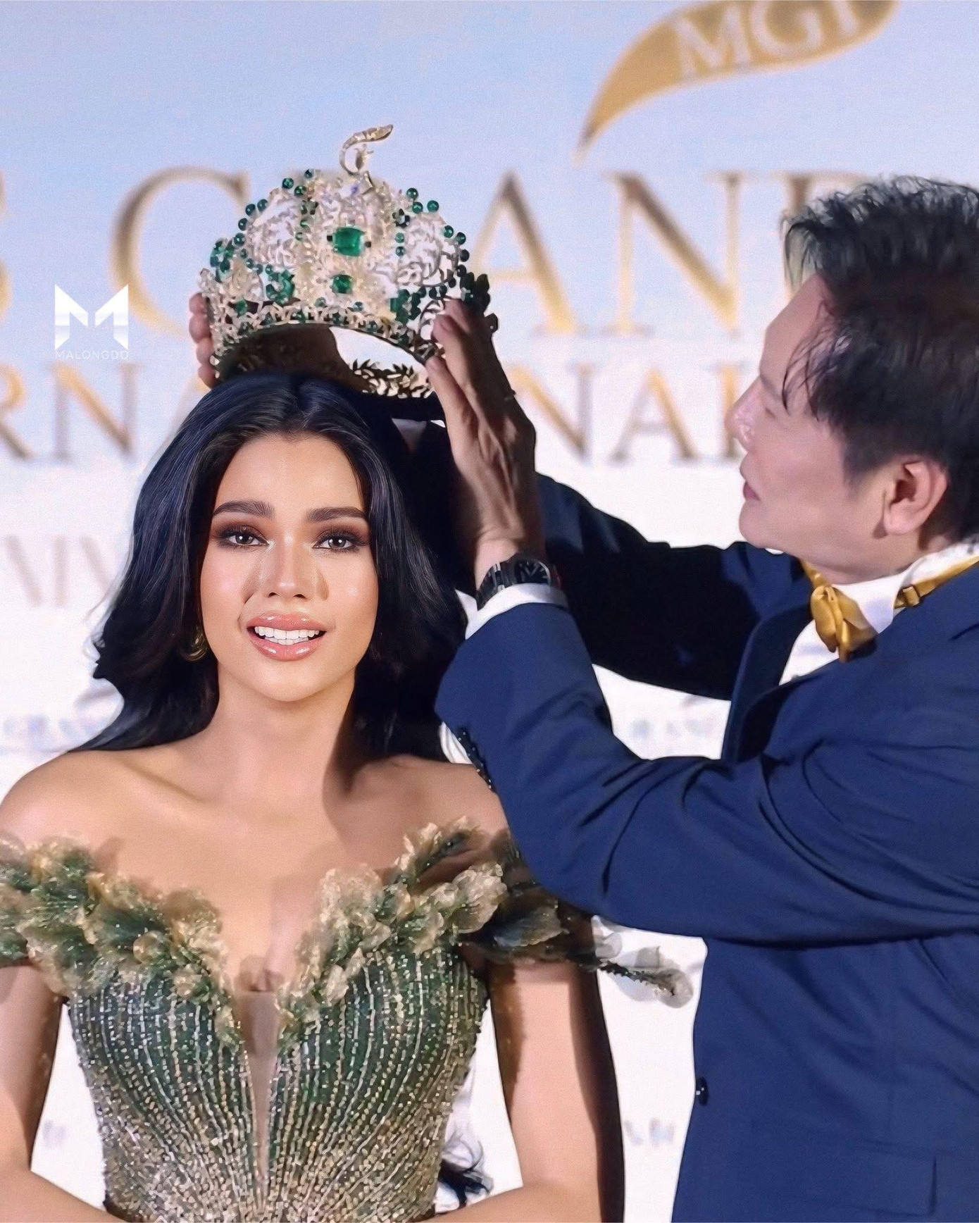 Christine Juliane Opiaza trong buổi lễ nhận vương miện. Christine Juliane Opiaza trong buổi lễ nhận vương miện.