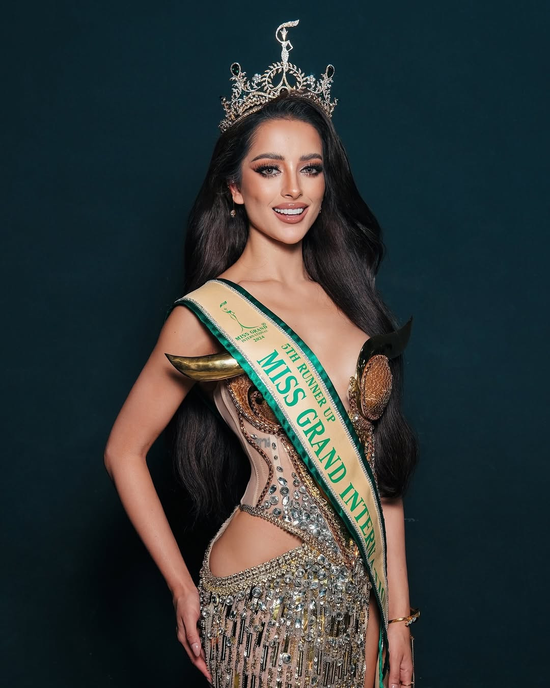 Người đẹp Brazil - Talita Hartmann - được đôn lên làm Á hậu 1. Người đẹp Anh - Amy Viranya Berry - được đôn lên làm Á hậu 2. Người đẹp Brazil - Talita Hartmann - được đôn lên làm Á hậu 1. Người đẹp Anh - Amy Viranya Berry - được đôn lên làm Á hậu 2.