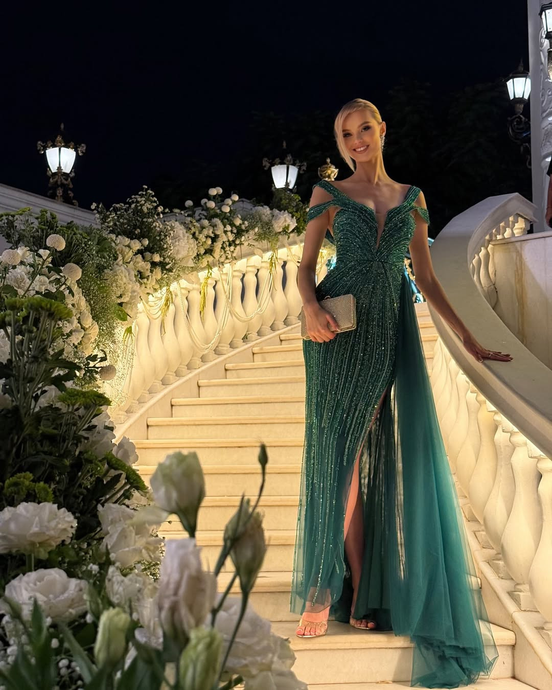 "Thông minh, ăn nói lưu loát và ấm áp một cách tự nhiên, Krystyna khiến mọi người cảm thấy gần gũi. Cô ấy vẫn thanh lịch ngay cả khi mang giày thể thao. Trên mạng xã hội, cô ấy được yêu thích. Ngoài đời thật, cô ấy thật khó quên", Globalbeauties nhận xét về Krystyna Pyszková.