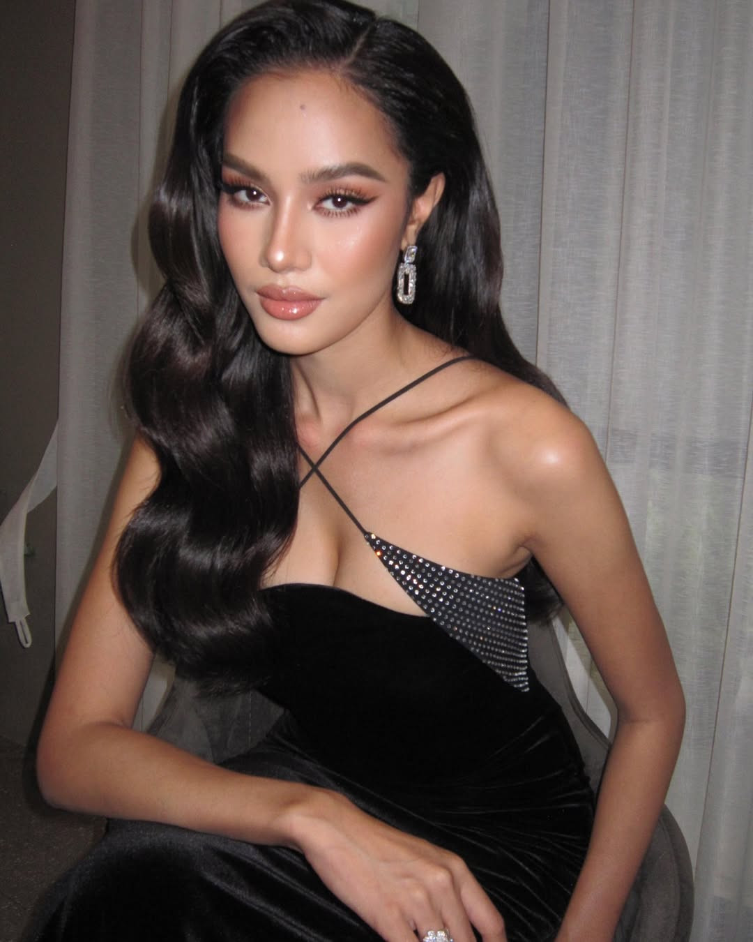 Opal còn truyền cảm hứng với câu chuyện dám từ bỏ danh hiệu Á hậu 3 Hoa hậu Hoàn vũ để theo đuổi giấc mơ. Trước đó, cô đăng quang Hoa hậu Hoàn vũ Thái Lan 2024, giành quyền tham dự Miss Universe 2024 ở Mexico. Opal được đánh giá là ứng viên sáng giá cho vương miện nhưng chỉ giành á hậu 3 khiến nhiều người tiếc nuối.