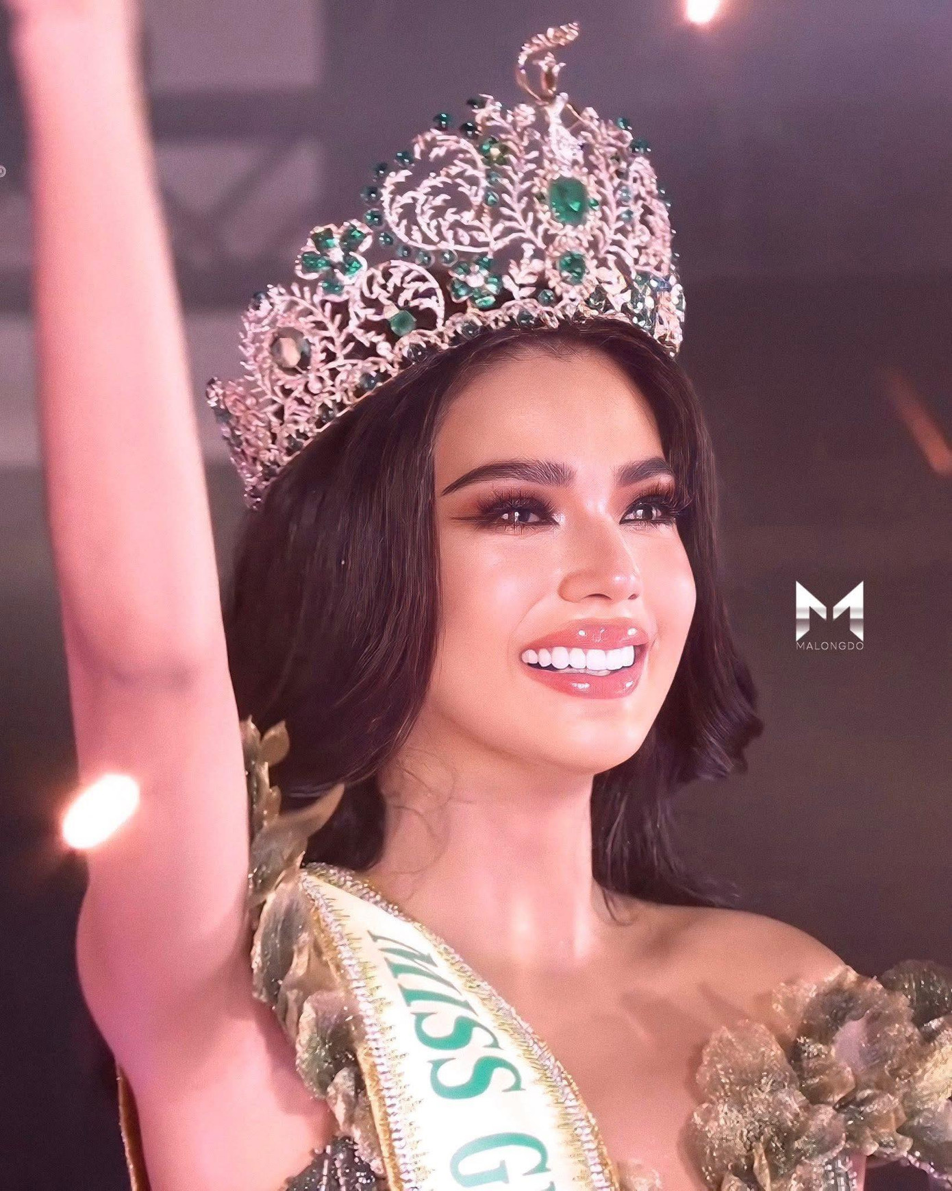 Christine Juliane Opiaza trong buổi lễ nhận vương miện. Christine Juliane Opiaza trong buổi lễ nhận vương miện.