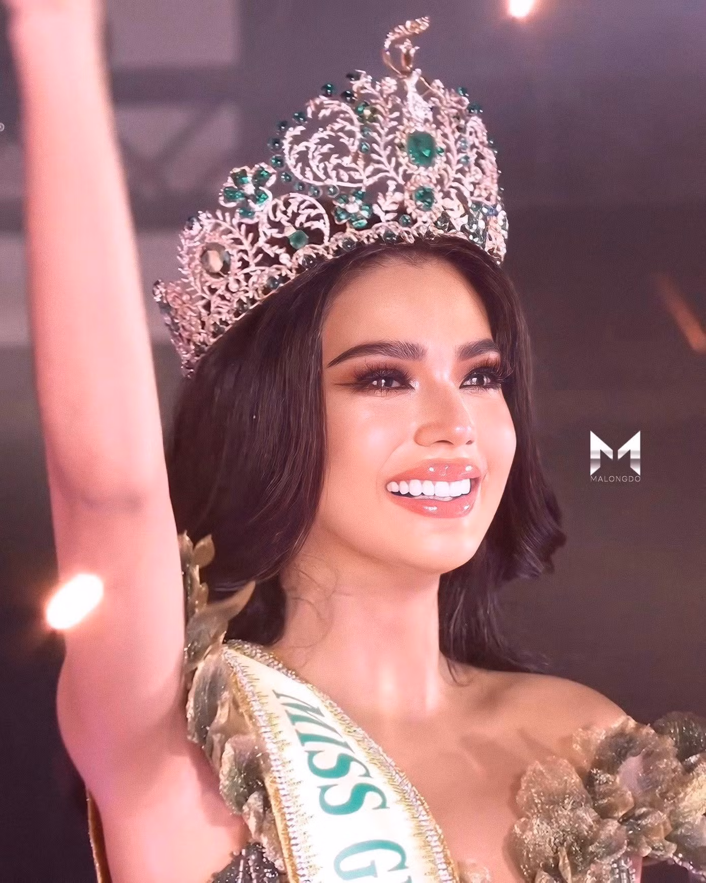 Christine Juliane Opiaza trong buổi lễ nhận vương miện. Christine Juliane Opiaza trong buổi lễ nhận vương miện.
