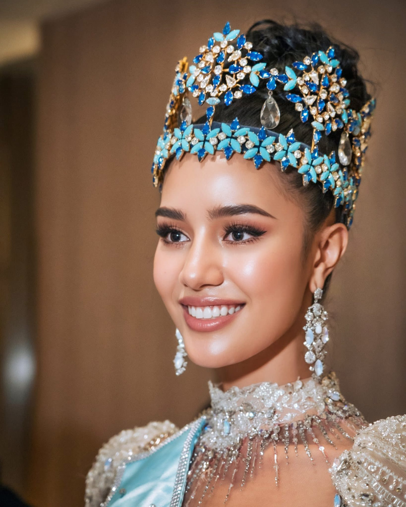 Tân Hoa hậu Thế giới Suchata Chuangsri nhận được tiền thưởng có giá trị hơn 6,2 triệu USD, bao gồm cả tiền mặt và hiện vật.