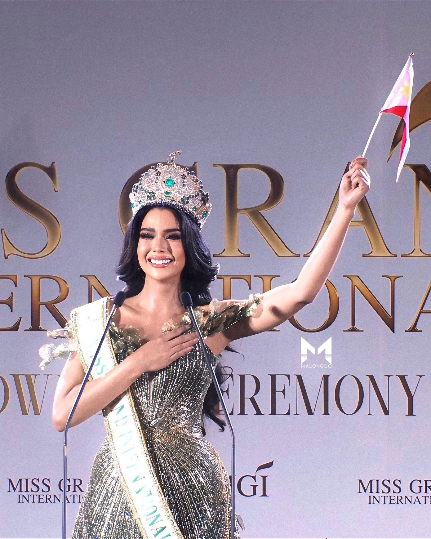 Christine Juliane Opiaza trong buổi lễ nhận vương miện. Christine Juliane Opiaza trong buổi lễ nhận vương miện.