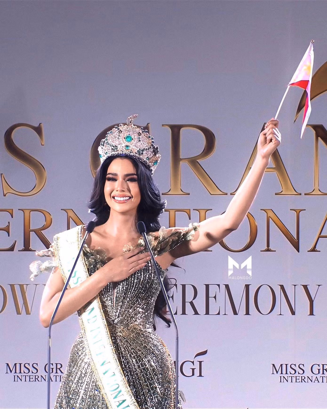Christine Juliane Opiaza trong buổi lễ nhận vương miện. Christine Juliane Opiaza trong buổi lễ nhận vương miện.