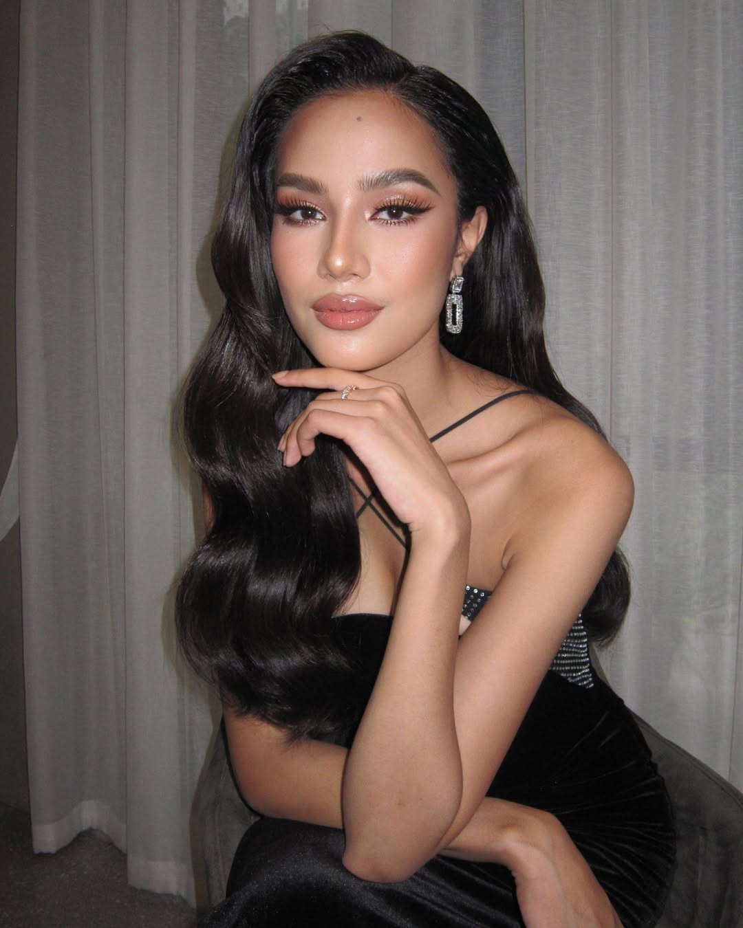 Opal còn truyền cảm hứng với câu chuyện dám từ bỏ danh hiệu Á hậu 3 Hoa hậu Hoàn vũ để theo đuổi giấc mơ. Trước đó, cô đăng quang Hoa hậu Hoàn vũ Thái Lan 2024, giành quyền tham dự Miss Universe 2024 ở Mexico. Opal được đánh giá là ứng viên sáng giá cho vương miện nhưng chỉ giành á hậu 3 khiến nhiều người tiếc nuối.