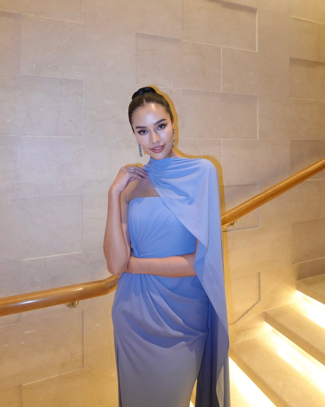 Tân Hoa hậu Thế giới năm nay 21 tuổi, là sinh viên Luật tại Đại học Thammasat, chuyên ngành Quan hệ Quốc tế. Người đẹp có chiều cao ấn tượng 1,8 m, nói được tiếng Anh và tiếng Quan Thoại. Cô đang điều hành hoạt động kinh doanh khách sạn ở Phuket, Thái Lan.