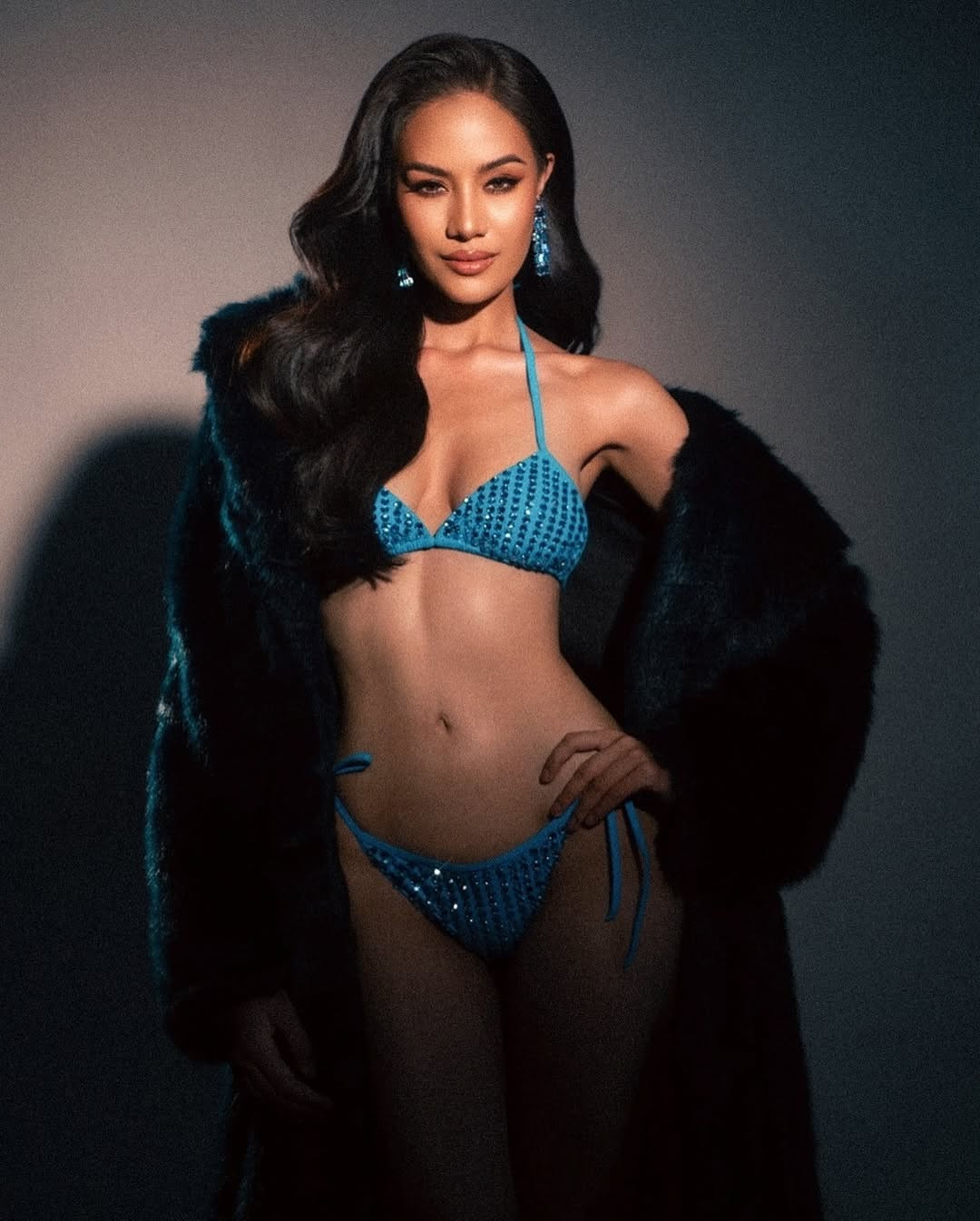 Ngày 22/4, ban tổ chức Hoa hậu Hoàn vũ ra quyết định tước danh hiệu á hậu 3 Hoa hậu Hoàn vũ 2024 của Suchata Chuangsri sau khi cô được bổ nhiệm là đại diện xứ sở chùa vàng tại cuộc thi Hoa hậu Thế giới 2025 tổ chức ở Ấn Độ. "Chúng tôi đưa ra quyết định khó khăn là thu hồi danh hiệu á hậu 3 do cô ấy vi phạm nghĩa vụ hợp đồng bằng cách tham gia một cuộc thi khác", ban tổ chức cho biết.