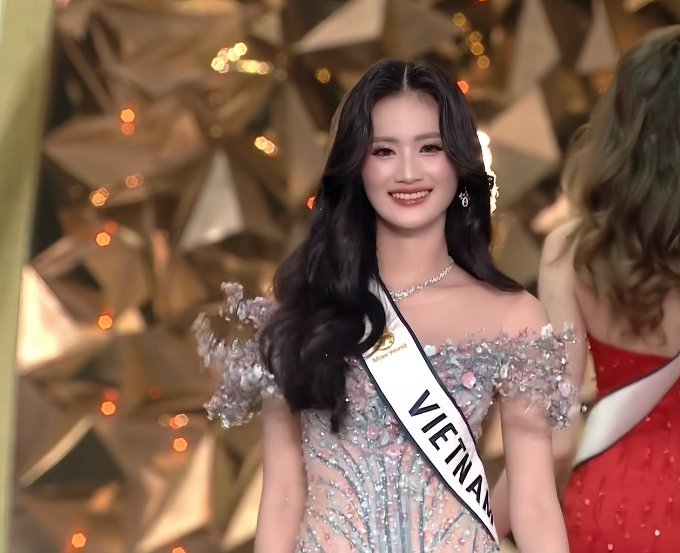 Ý Nhi trong chung kết Hoa hậu Thế giới 2025. Ý Nhi trong chung kết Hoa hậu Thế giới 2025.