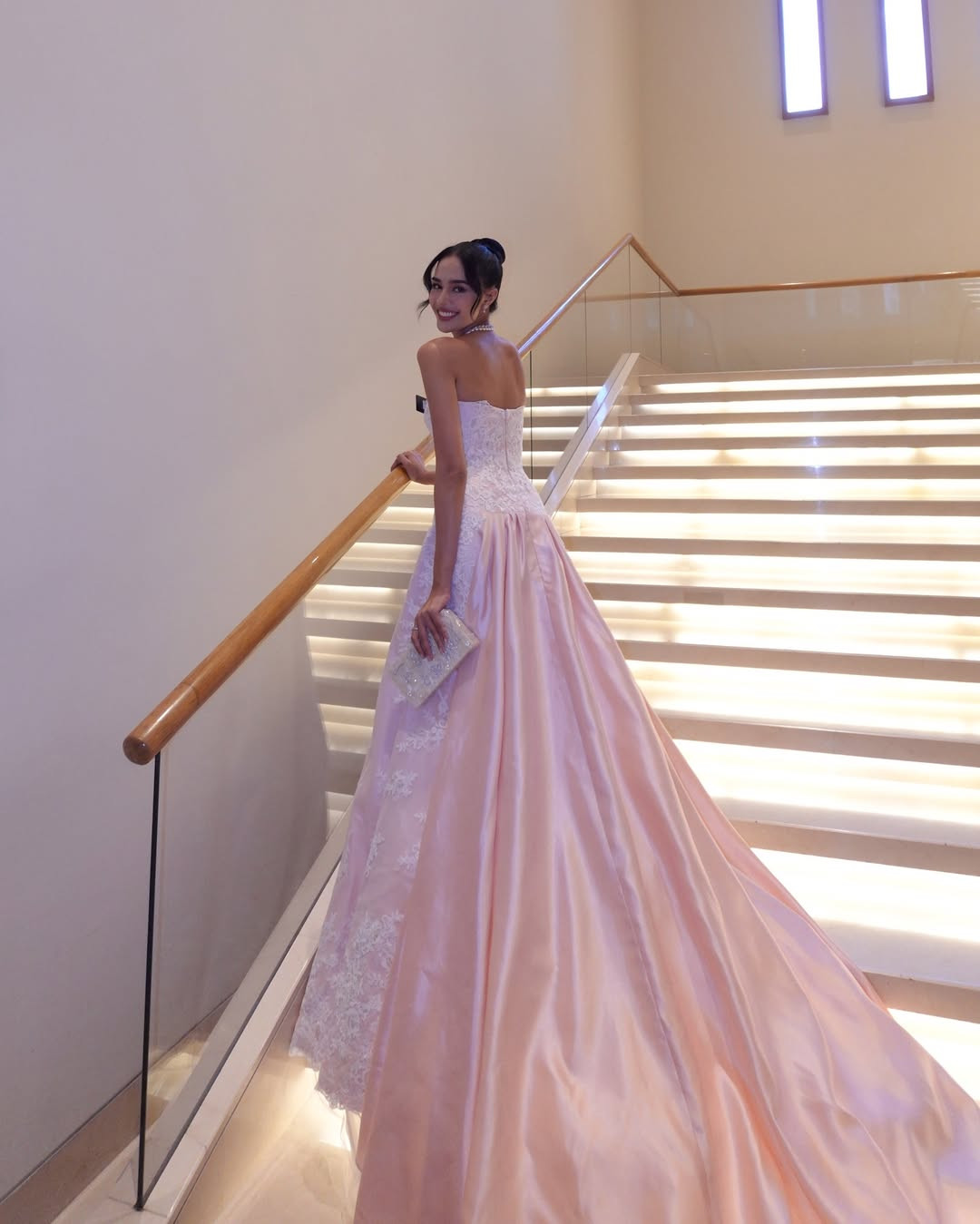 Người đẹp đầu tư nhiều váy áo trong quá trình tham dự Hoa hậu Thế giới ở Ấn Độ. Mỗi thiết kế Opal mang tới cuộc thi năm nay đều ghi điểm bởi sự cầu kỳ nhưng thanh lịch, sang trọng.