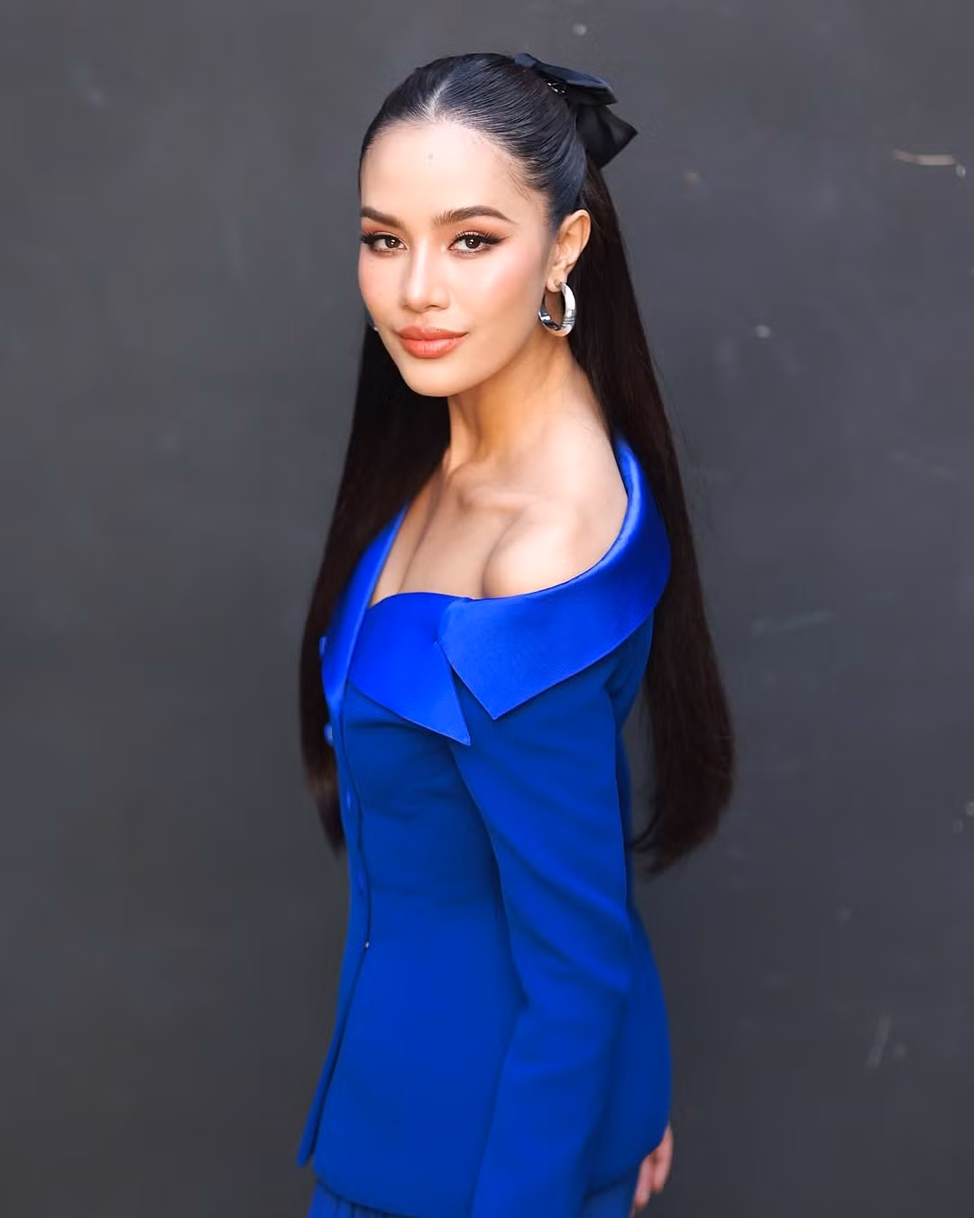 Phát biểu tại lễ nhận sash, Opal Suchata Chuangsri cho biết tự hào là đại diện Thái Lan ở Hoa hậu Thế giới 2025. "Tôi chỉ có 15 ngày chuẩn bị để đến với Hoa hậu Thế giới 2025 nhưng tôi đã sẵn sàng mang theo sứ mệnh của cả đời mình, tôi mang theo tinh thần của dân tộc mình và quan trọng nhất là tôi mang theo trái tim sẵn sàng cống hiến vì những điều tốt đẹp hơn của thế giới này", cô nói.