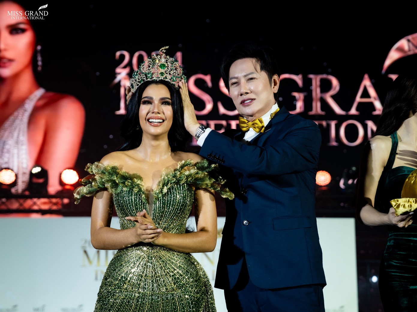 Ông Nawat trao vương miện cho tân Hoa hậu Hòa bình Christine Juliane Opiaza hôm 3/6.