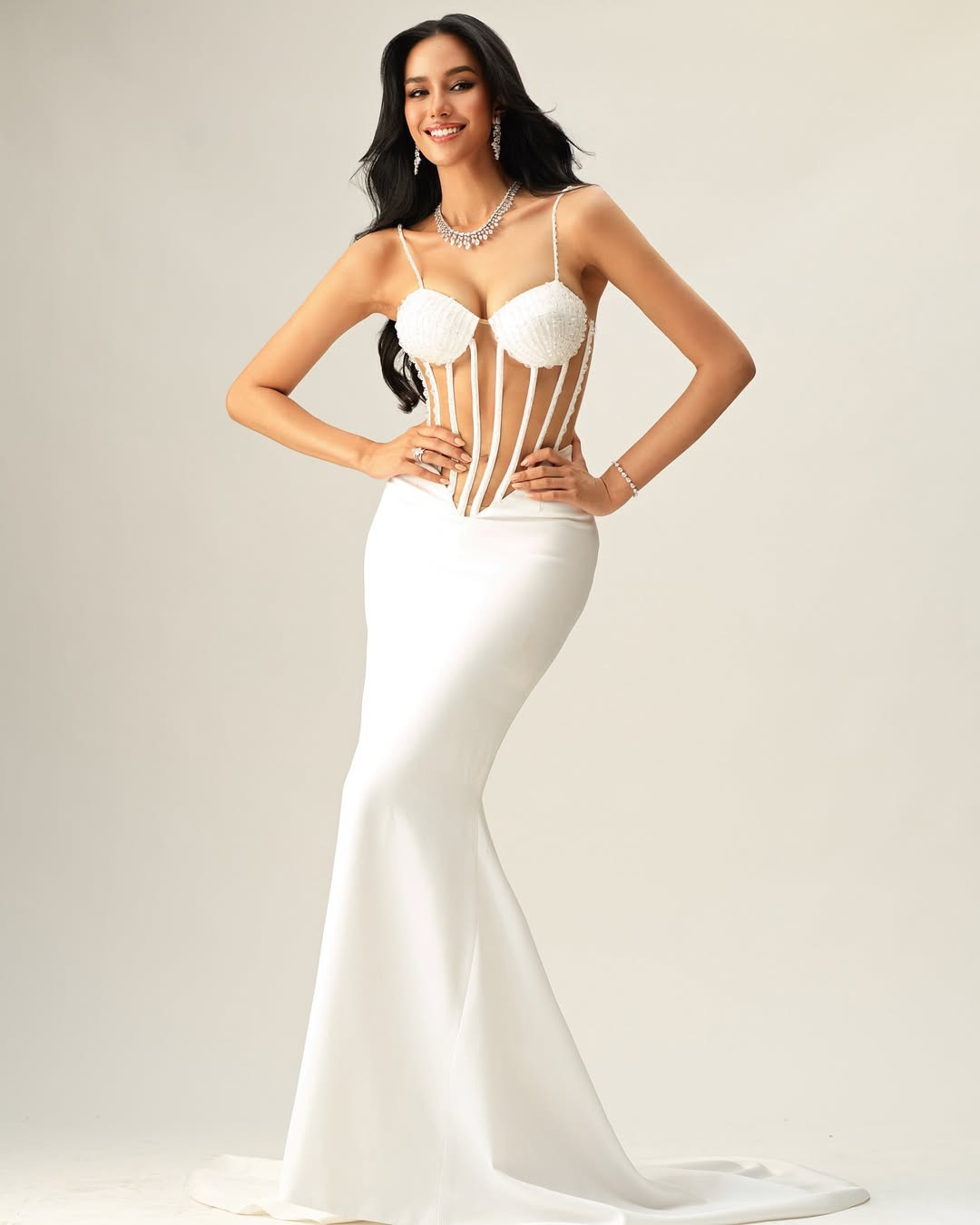 Người đẹp chia sẻ: "Hãy luôn tin tưởng, có niềm tin và sự hy vọng. Tôi có dự án làm việc với nhiều bệnh nhân, bác sĩ điều trị bệnh ung thư. Họ từng phải đứng trước nhiều quyết định khó khăn nhưng luôn chọn cách tin tưởng. Một khi có hy vọng, sức mạnh, sự lạc quan, chúng ta sẽ tỏa sáng".