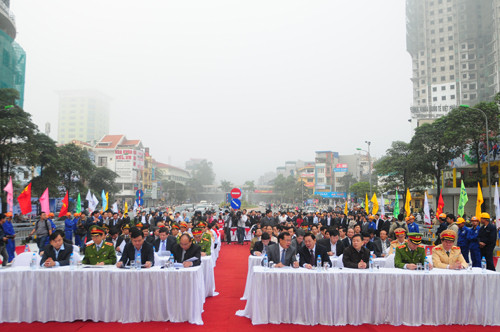 Tham dự lễ thông xe sáng nay có Phó Thủ tướng Chính phủ Nguyễn Xuân Phúc, Bộ trưởng bộ giao thông vận tải Đinh La Thăng, Thứ trưởng Bộ công an Phạm Quý Ngọ cùng đại diện lãnh đạo Thành ủy, HĐND và UBND Thành phố Hà Nội