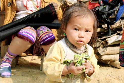 Bé gái này mới hơn một tuổi, chỉ mặc manh áo mỏng