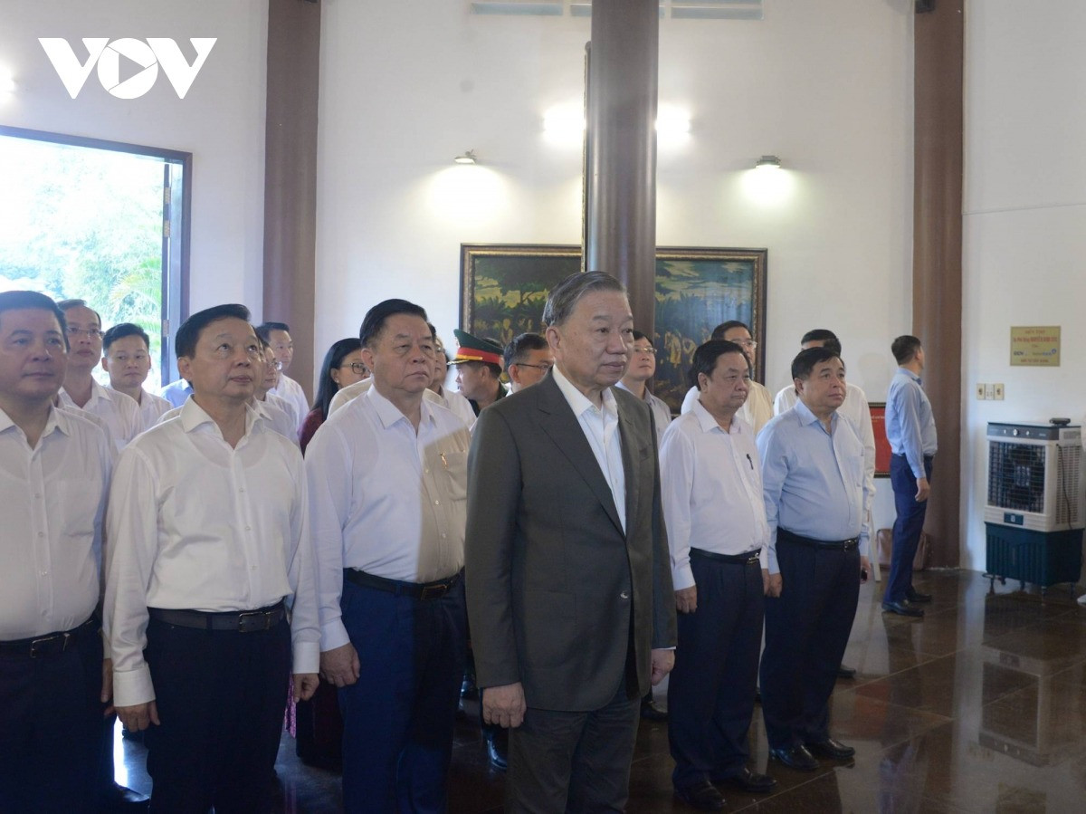 Tổng Bí thư Tô Lâm dâng hương, dâng hoa tưởng niệm Cụ Phó bảng Nguyễn Sinh Sắc - Thân sinh Chủ tịch Hồ Chí Minh tại Khu di tích Nguyễn Sinh Sắc, thành phố Cao Lãnh. Tổng Bí thư Tô Lâm dâng hương, dâng hoa tưởng niệm Cụ Phó bảng Nguyễn Sinh Sắc - Thân sinh Chủ tịch Hồ Chí Minh tại Khu di tích Nguyễn Sinh Sắc, thành phố Cao Lãnh.