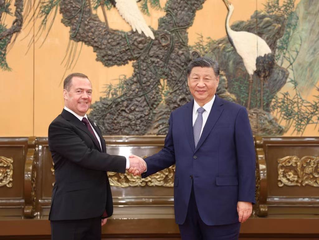 Chủ tịch Trung Quốc Tập Cận Bình tiếp Phó Chủ tịch Hội đồng An ninh Nga Dmitry Medvedev tại Bắc Kinh ngày 12/12. (Ảnh: Xinhua) Chủ tịch Trung Quốc Tập Cận Bình tiếp Phó Chủ tịch Hội đồng An ninh Nga Dmitry Medvedev tại Bắc Kinh ngày 12/12. (Ảnh: Xinhua)