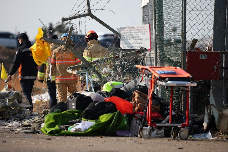 Lực lượng chức năng tại hiện trường. (Ảnh: Reuters)