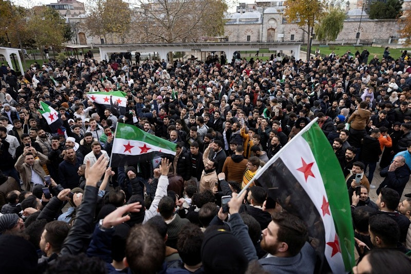 Người Syria ở Thổ Nhĩ Kỳ vẫy cờ của phe đối lập. (Ảnh: Reuters) Người Syria ở Thổ Nhĩ Kỳ vẫy cờ của phe đối lập. (Ảnh: Reuters)