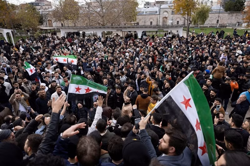 Người Syria ở Thổ Nhĩ Kỳ vẫy cờ của phe đối lập. (Ảnh: Reuters)
