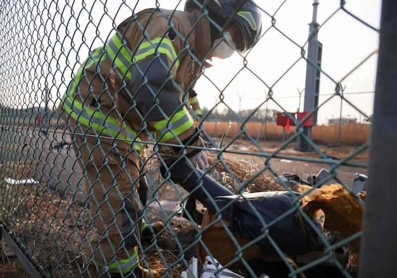 Chiếc máy bay gần như không còn nguyên vẹn sau vụ tai nạn, chỉ còn phần đuôi. (Ảnh: Reuters)