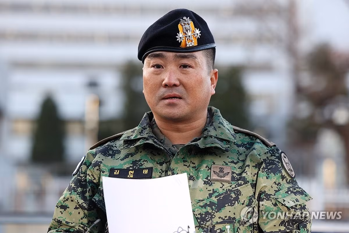 Đại tá Kim Hyun-tae nén nước mắt trả lời báo giới, sáng 9/12. (Ảnh: Yonhap)