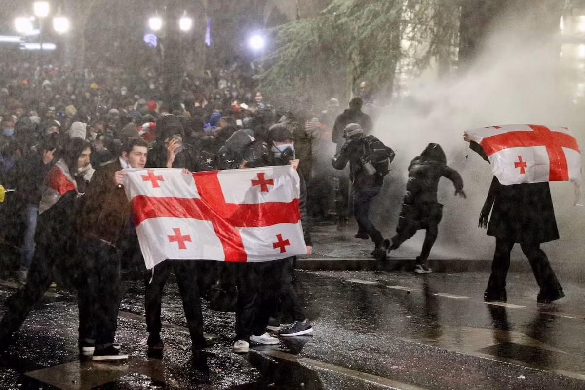 Cảnh sát phun vòi rồng vào đám đông. (Ảnh: Reuters)