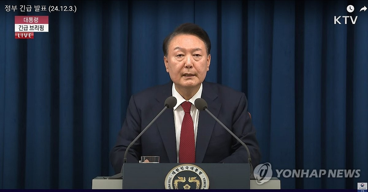 Tổng thống Yoon trong bài phát biểu tuyên bố thiết quân luật. (Ảnh: Yonhap)