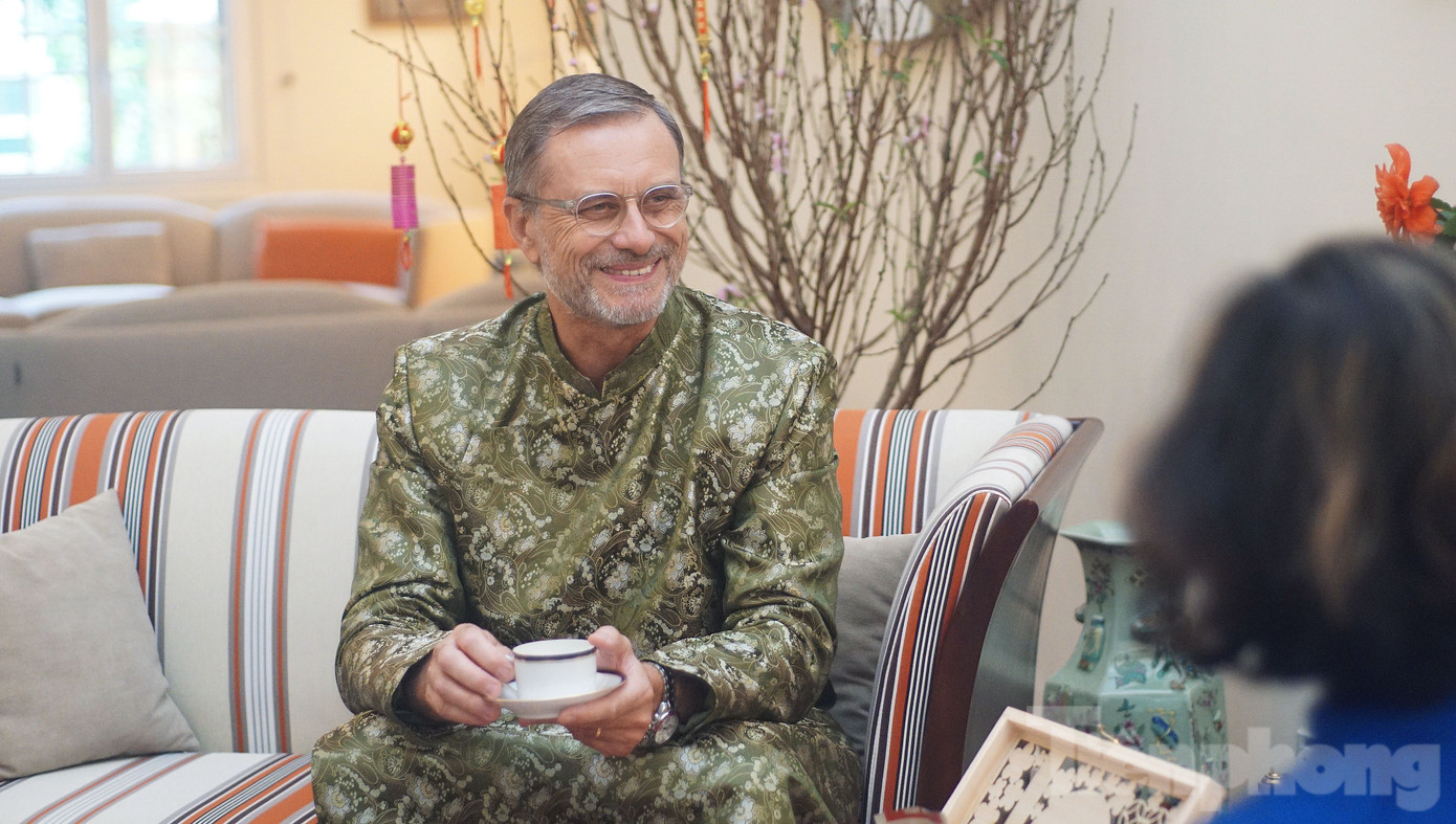 Đại sứ Pháp pha trà, mở kẹo mời khách. (Ảnh: Minh Hạnh)