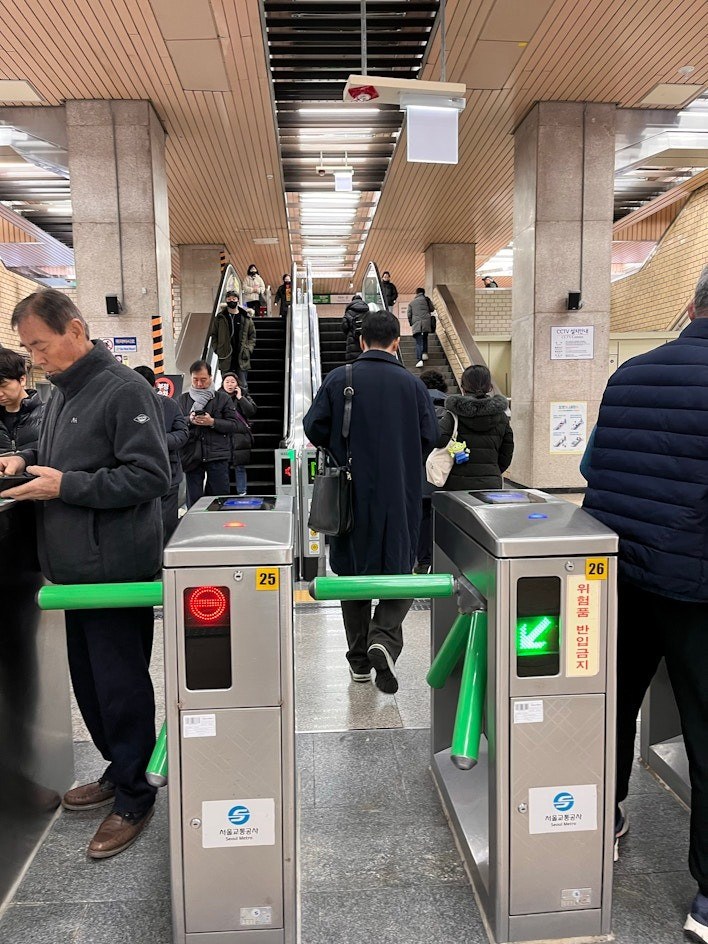 Cuộc sống của người dân Hàn Quốc vẫn diễn ra bình thường sáng 4/12. (Ảnh: Reuters)