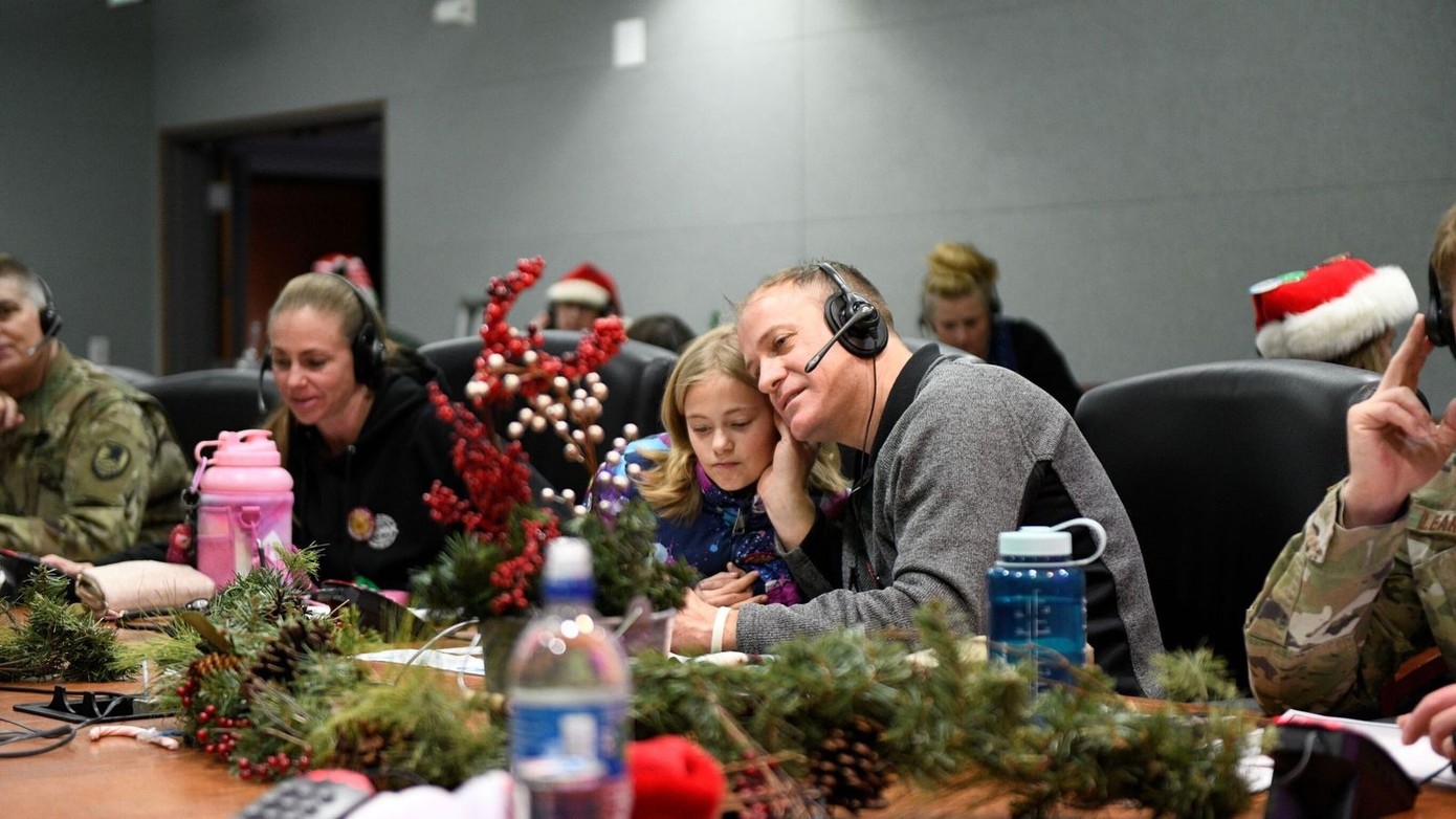 Bên trong trung tâm theo dõi Ông già Noel của NORAD. (Ảnh: Sky News)