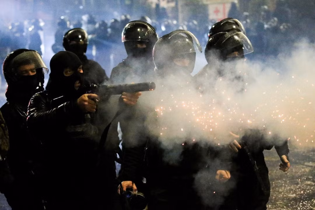 Cảnh sát khống chế người biểu tình ở Tbilisi đêm 1 rạng sáng 2/12. (Ảnh: Reuters)