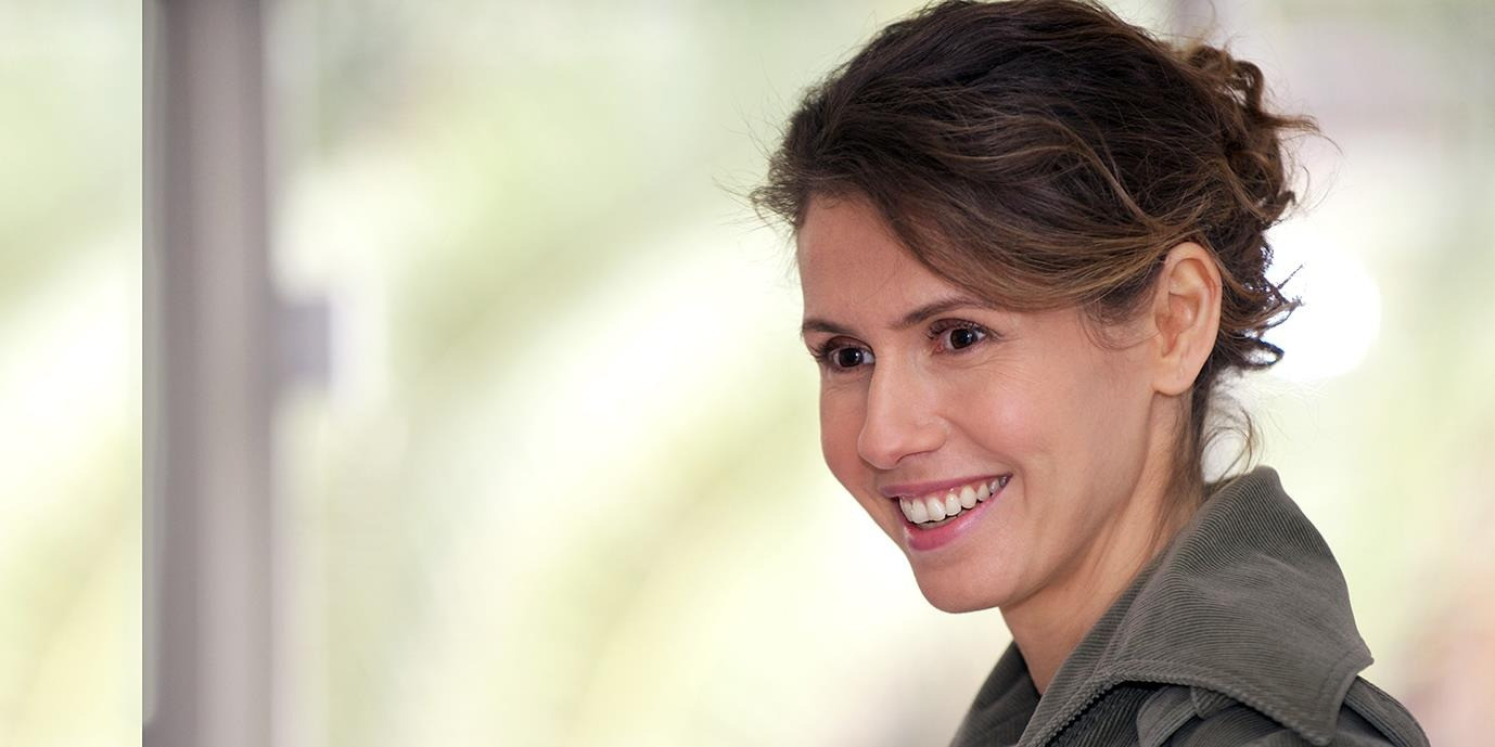 Năm 2011, tạp chí Vogue đã xuất bản bài báo có tiêu đề "Một bông hồng giữa sa mạc", mô tả Asma là "một người đẹp mảnh khảnh, có học thức, ăn mặc giản dị và khéo léo". (Ảnh: Facebook)