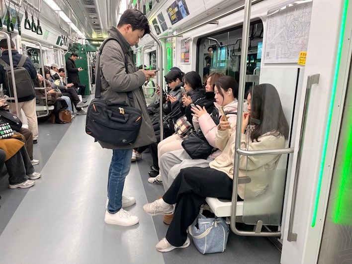 Cuộc sống của người dân Hàn Quốc vẫn diễn ra bình thường sáng 4/12. (Ảnh: Reuters)