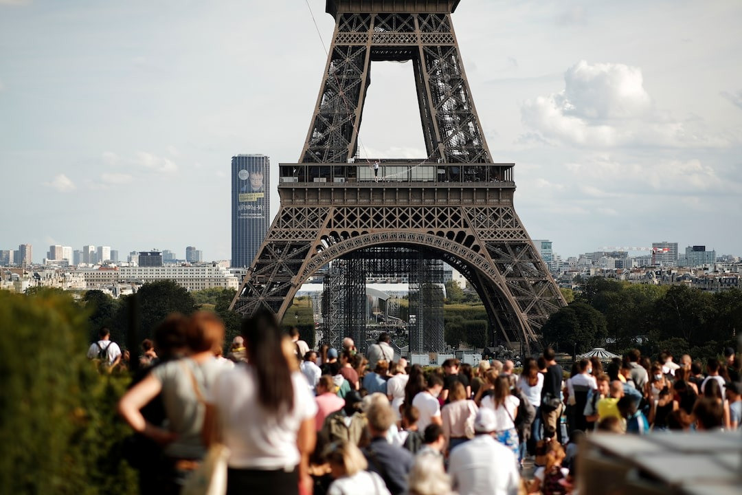 Tháp Eiffel là địa điểm nổi tiếng và thu hút khách du lịch ở Pháp. (Ảnh: Reuters) Tháp Eiffel là địa điểm nổi tiếng và thu hút khách du lịch ở Pháp. (Ảnh: Reuters)
