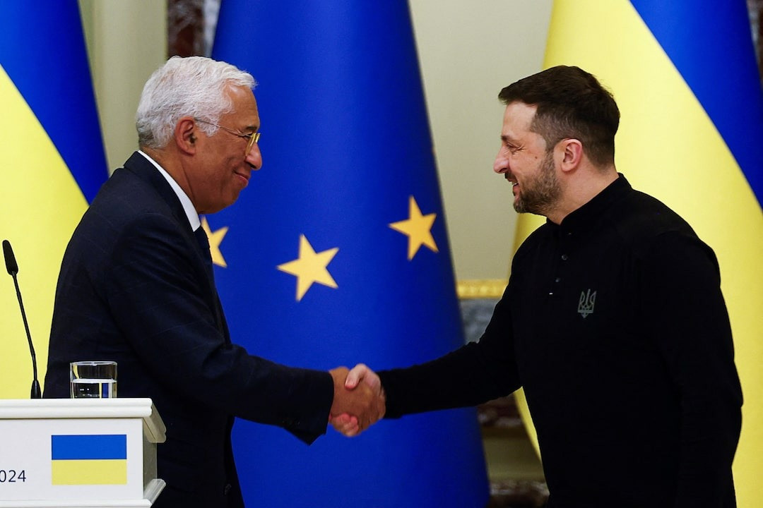 Tổng thống Ukraine Volodymyr Zelensky bắt tay Chủ tịch Hội đồng châu Âu Antonio Costa. Ông Costa vừa nhậm chức hôm 29/11. (Ảnh: Reuters) Tổng thống Ukraine Volodymyr Zelensky bắt tay Chủ tịch Hội đồng châu Âu Antonio Costa. Ông Costa vừa nhậm chức hôm 29/11. (Ảnh: Reuters)