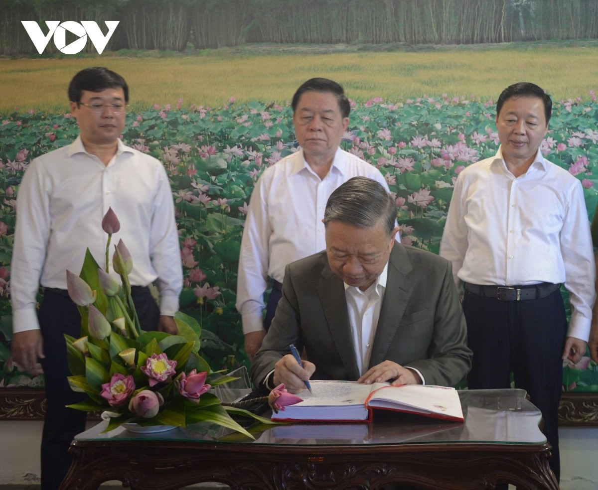 Tổng Bí thư Tô Lâm viết sổ lưu niệm tại Khu di tích. Tổng Bí thư Tô Lâm viết sổ lưu niệm tại Khu di tích.