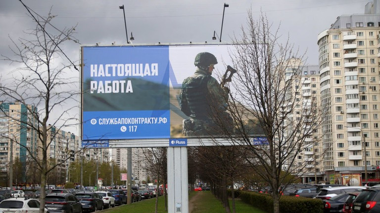 Biển quảng cáo kêu gọi người dân gia nhập quân đội ở St. Petersburg. (Ảnh: Getty Images)