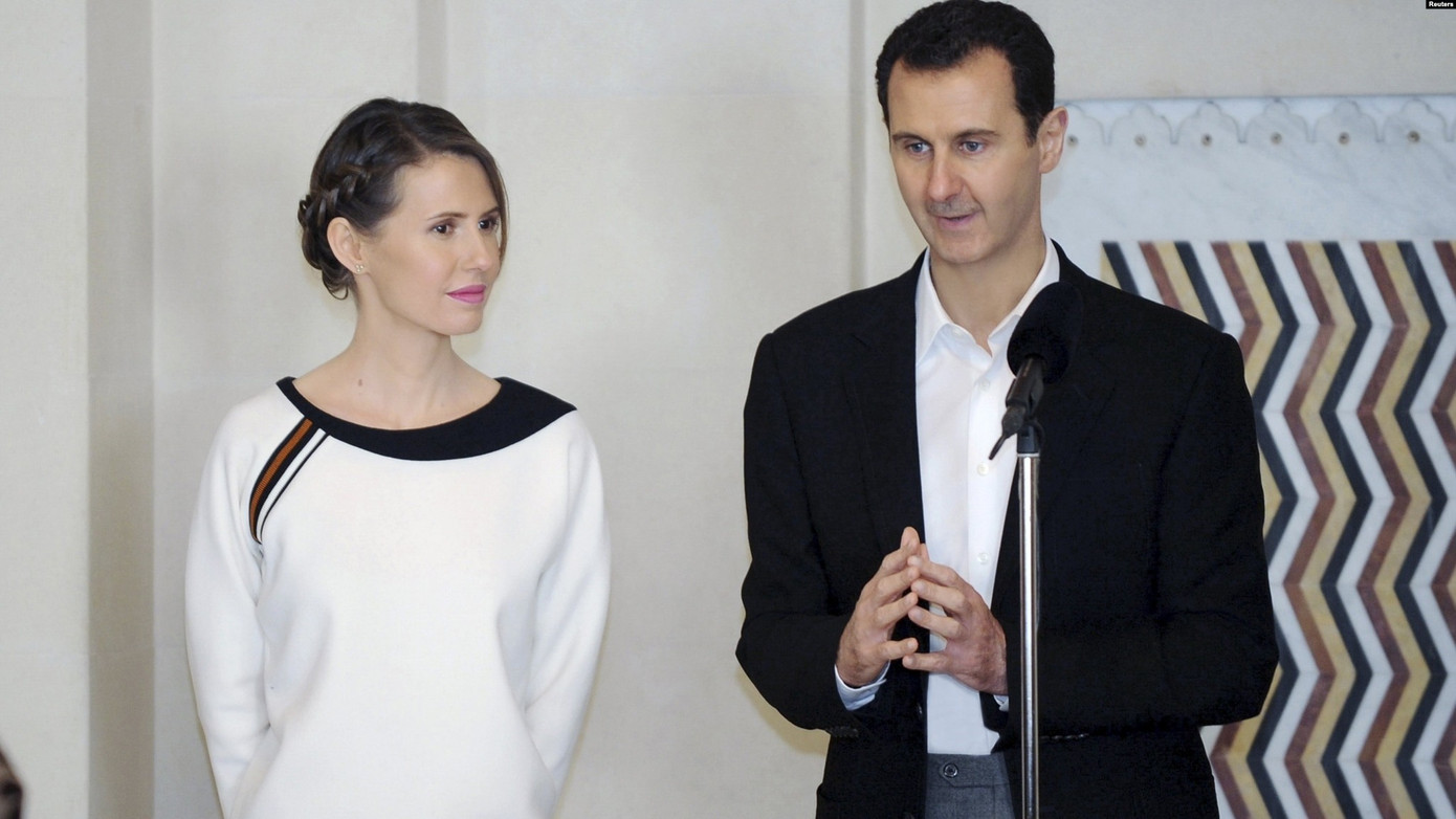 Hai năm sau, anh trai của ông thiệt mạng trong một vụ tai nạn xe hơi và ông trở thành người kế nhiệm tiềm năng cho cha mình là ông Hafez al-Assad - đã lãnh đạo Syria từ năm 1971. Sau khi ông Hafez qua đời vào tháng 6/2000, ông Bashar đã tuyên bố nhậm chức tổng thống sau một cuộc bầu cử mà ông nhận được 97% số phiếu bầu. Vào tháng 12 năm đó, ông và bà Asma kết hôn. Lúc này, bà Asma (25 tuổi) trở thành Đệ nhất phu nhân của Syria (Ảnh: Reuters)