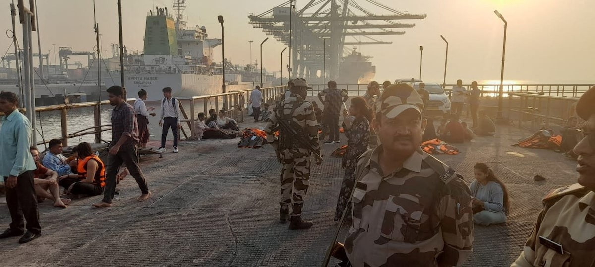 Những người được cứu sau vụ tai nạn. (Ảnh: Reuters) Những người được cứu sau vụ tai nạn. (Ảnh: Reuters)