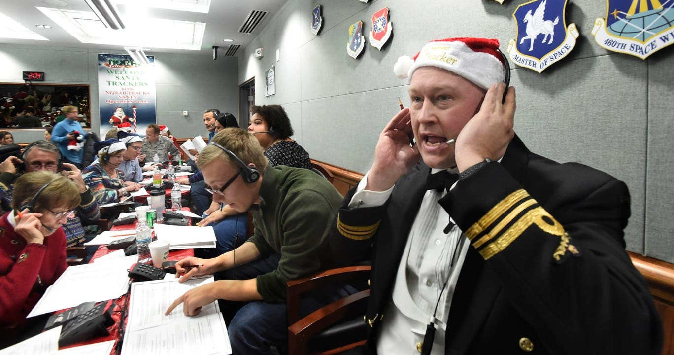 Bên trong trung tâm theo dõi Ông già Noel của NORAD. (Ảnh: Sky News)