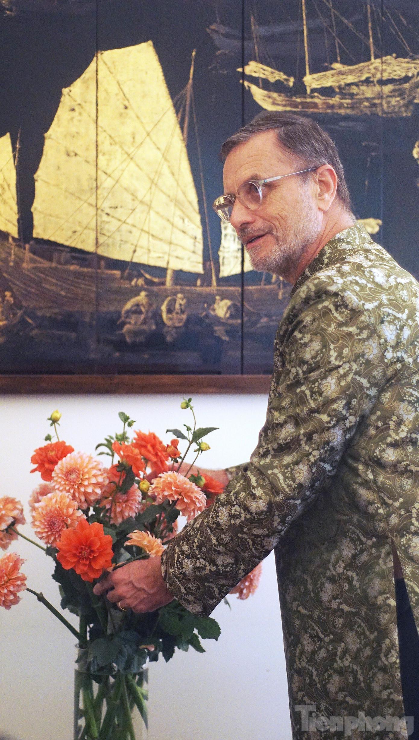 Đây là lần đầu tiên Đại sứ Pháp mặc áo dài. (Ảnh: Minh Hạnh)