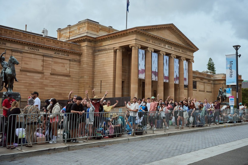 Người dân xếp hàng chờ, hoặc chạy vội tìm chỗ đẹp. (Ảnh: Sydney Herald)