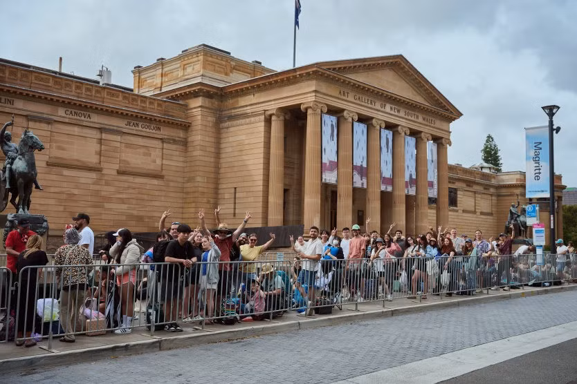 Người dân xếp hàng chờ, hoặc chạy vội tìm chỗ đẹp. (Ảnh: Sydney Herald)