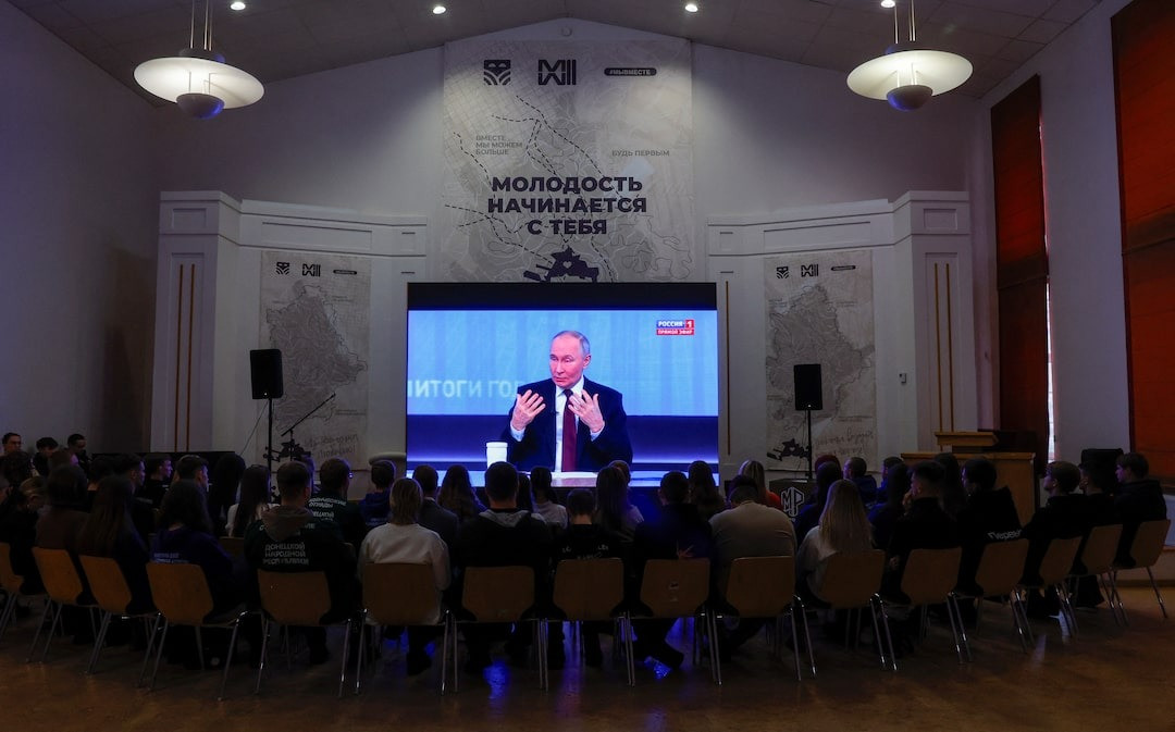 Người dân Donetsk theo dõi cuộc họp báo của ông Putin. (Ảnh: Reuters)