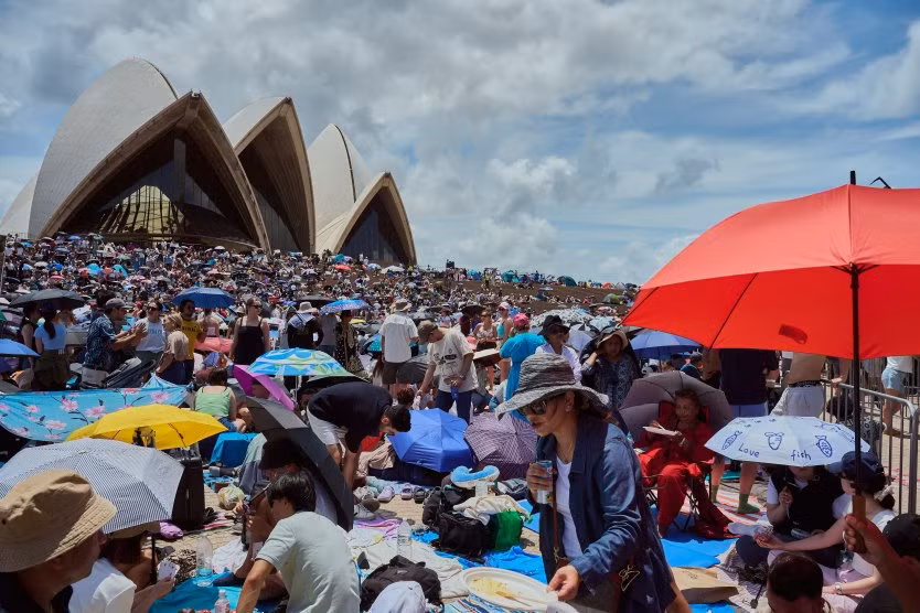 Người dân tập trung quanh Nhà hát Opera Sydney và cạnh cầu cảng để chờ xem pháo hoa. (Ảnh: Sydney Herald)
