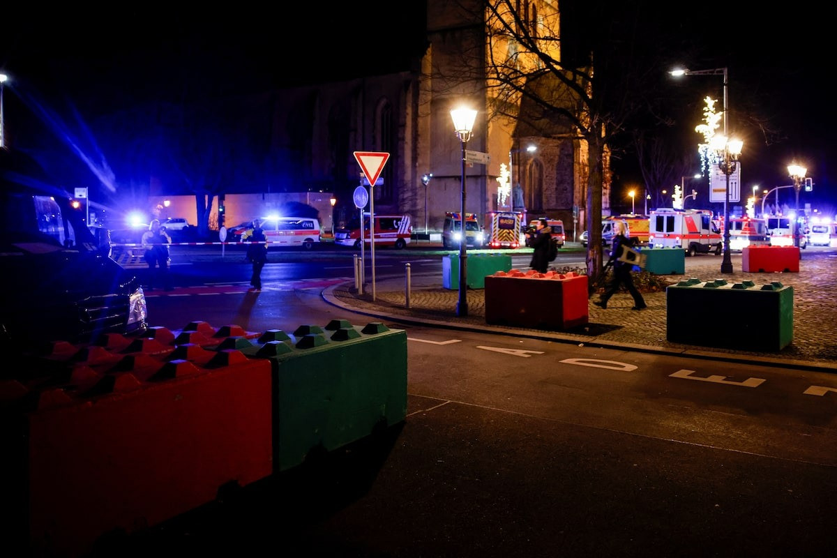 Lực lượng chức năng tại hiện trường. (Ảnh: Reuters) Lực lượng chức năng tại hiện trường. (Ảnh: Reuters)