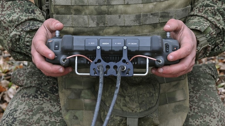 Một quân nhân Nga điều khiển máy bay không người lái trong quá trình tập trận. (Ảnh: Sputnik)